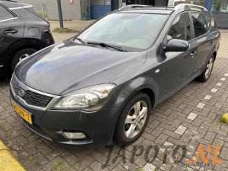 krockskadad bil auto Kia Cee d Cee'd Sporty Wagon (EDF), Combi, 2007 / 2012 1.4 16V 2010/6