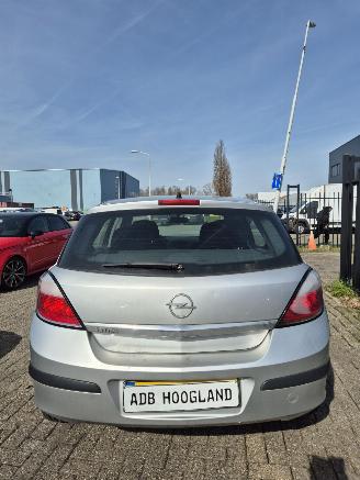 Opel Astra H (L48) Hatchback 5-drs 1.6 16V Twinport (Z16XEP(Euro 4)) [77kW] 5-BAK picture 4