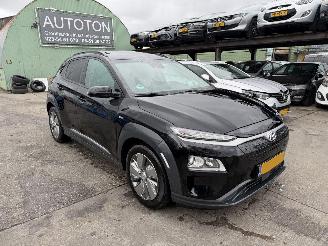 Vaurioauto  passenger cars Hyundai Kona 64 kWh EV 150KW Schuifdak Clima Navi Led Fashion 2021/9