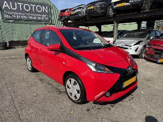damaged passenger cars Toyota Aygo 1.0 VVT-I X-Play Airco Navi Led Camera 5-Drs 2015/9