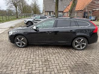 Schadeauto Volvo V-60 2.4 D6 AWD Hybride  R Design 2015/9