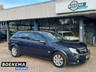 Damaged car Opel Signum 2.2 16V Executive 155PK Aut Navi Cruise PDC Trekh. 2006/1