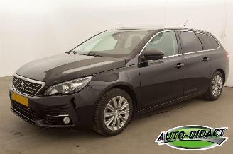 Damaged car Peugeot 308 SW 1.2 Pano 96KW PureTech Blue Lease 2017/12