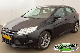 uszkodzony samochody osobowe Ford Focus 1.0 EcoBoost Airco Navi Koppakking vervangen Edition 2014/4
