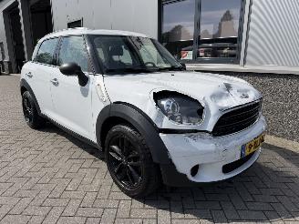 damaged passenger cars Mini Countryman 1.6 One Knockout Edition 2014/9