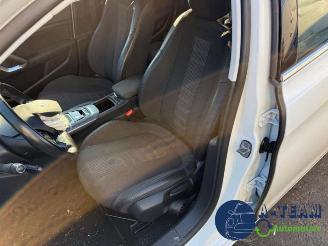 Peugeot 308 308 SW (L4/L9/LC/LJ/LR), Combi 5-drs, 2014 / 2021 1.2 12V e-THP PureTech 130 picture 16