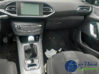 Peugeot 308 308 SW (L4/L9/LC/LJ/LR), Combi 5-drs, 2014 / 2021 1.2 12V e-THP PureTech 130 picture 17