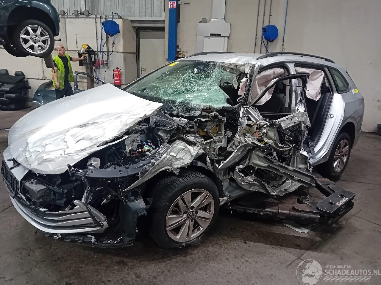 Volkswagen Golf Golf VIII Variant (GC5) Combi 1.0 eTSI 12V (DLAA) [81kW]  (06-2020/...=
)