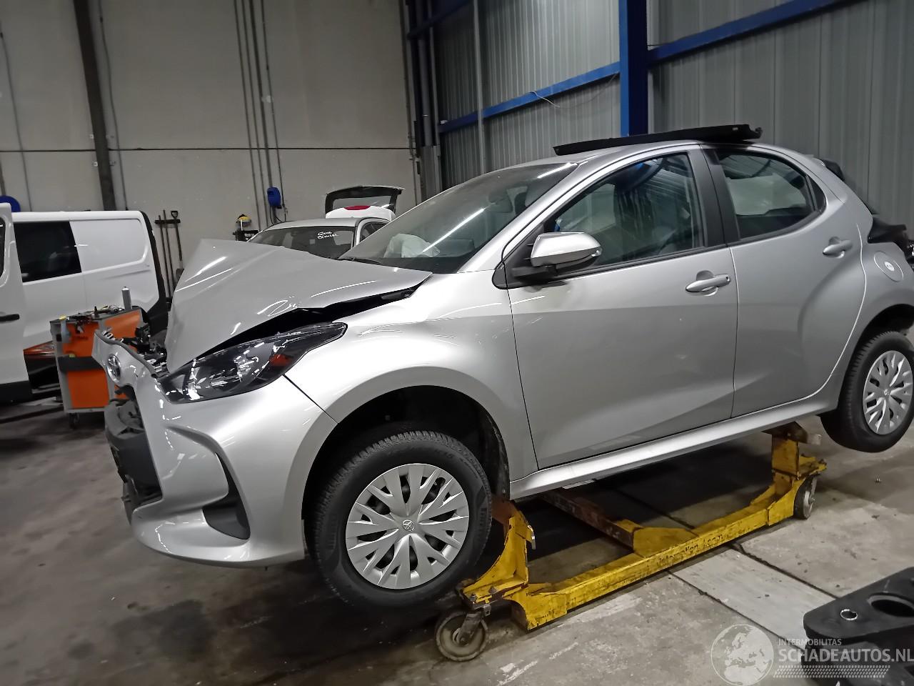 Toyota Yaris Yaris IV (P21/PA1/PH1) Hatchback 1.5 12V Hybrid 115 (M15AFXE) [85kW]  =
(02-2020/...)