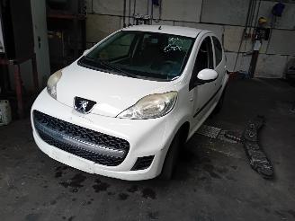 Vrakbiler auto Peugeot 107 107 Hatchback 1.0 12V (384F(1KR)) [50kW]  (06-2005/05-2014) 2010