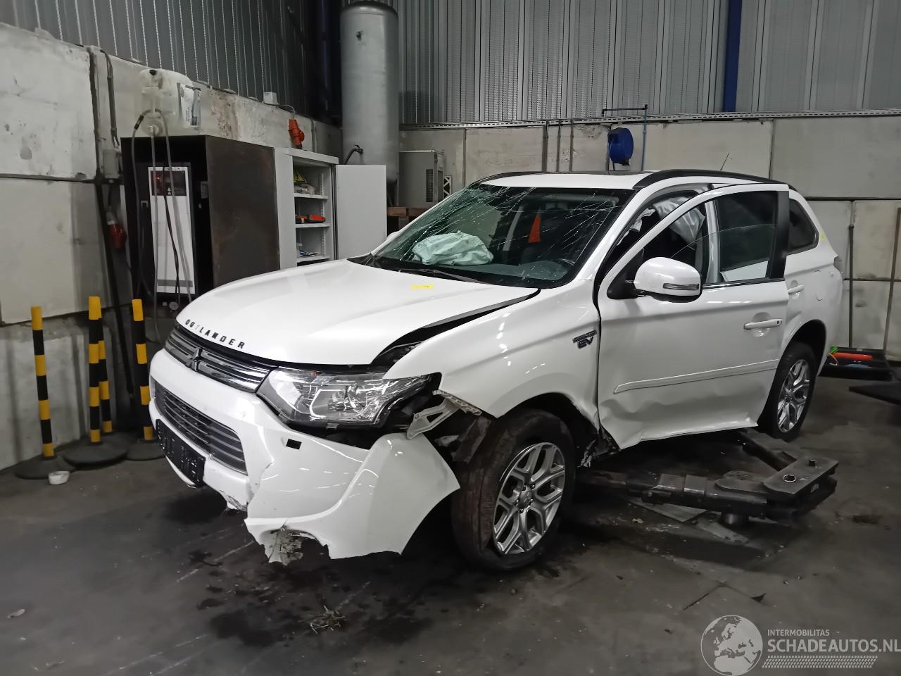 Mitsubishi Outlander Outlander (GF/GG) SUV 2.0 16V PHEV 4x4 (S61) [147kW]  (01-2014/12-2021=
)