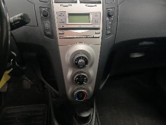 Toyota Yaris Yaris II (P9) Hatchback 1.3 16V VVT-i (2SZFE) [64kW]  (08-2005/11-2010=
) picture 17