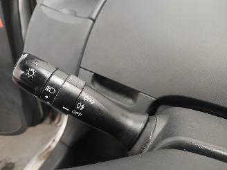 Toyota Yaris Yaris II (P9) Hatchback 1.3 16V VVT-i (2SZFE) [64kW]  (08-2005/11-2010=
) picture 14