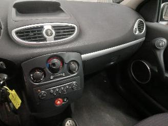 Renault Clio Clio III (BR/CR) Hatchback 1.4 16V (K4J-780) [72kW]  (06-2005/12-2012)= picture 17