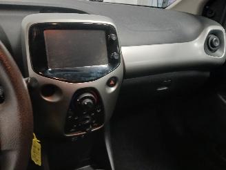 Peugeot 108 108 Hatchback 1.0 12V (1KRFE(CFB)) [51kW]  (05-2014/...) picture 16