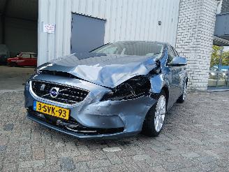 damaged passenger cars Volvo V-40 V40 (MV) Hatchback 5-drs 1.6 D2 (D4162T) [84kW]  (03-2012/12-2016) 2013/12