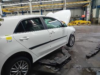 Kia Rio Rio IV (YB) Hatchback 1.0i T-GDi 100 12V (G3LC) [74kW]  (01-2017/09-20=
20) picture 3