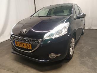 krockskadad bil auto Peugeot 208 208 I (CA/CC/CK/CL) Hatchback 1.2 Vti 12V PureTech 82 (EB2F(HMZ)) [60k=
W]  (03-2012/12-2019) 2013/11