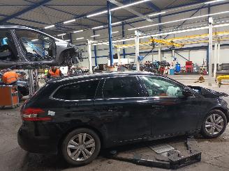 Peugeot 308 308 SW (L4/L9/LC/LJ/LR) Combi 5-drs 1.2 12V e-THP PureTech 130 (EB2DTS=
(HNY)) [96kW]  (03-2014/06-2021) picture 3