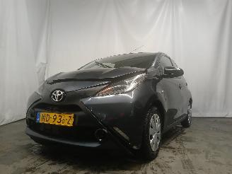 uszkodzony samochody osobowe Toyota Aygo Aygo (B40) Hatchback 1.0 12V VVT-i (1KR-FE) [51kW]  (05-2014/06-2018) 2017/1