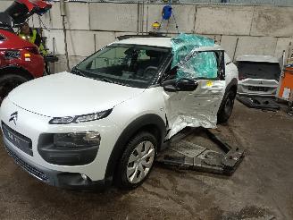 Dezmembrări autoturisme Citroën C4 C4 Cactus (0B/0P) Hatchback 5-drs 1.2 PureTech 82 12V (EB2F(HMZ)) [60k=
W]  (09-2014/...) 2017/6
