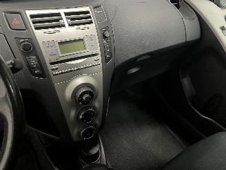 Toyota Yaris Yaris II (P9) Hatchback 1.3 16V VVT-i (2SZFE) [64kW]  (08-2005/11-2010=
) picture 19