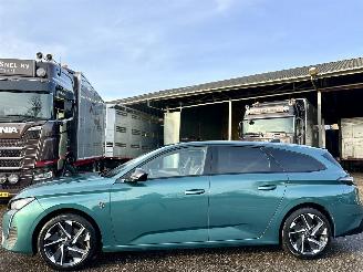 Voiture accidenté Peugeot 308 1.2 Turbo 131pk 6-bak Allure Pack Bus - 58dkm nap - 2023/1