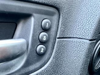 Lancia Thema 3.0D V6 Turbo 190pk aut Platinum - xenon - navi - leer - memory - elektr rollo - stoelverw v+a picture 14