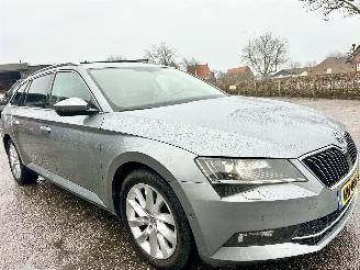 Skoda Superb Gereserveerd 2.0 TDI 150pk 6-bak euro.6 Style Bus - nap - navi - camera - front + side + park assist - keyless entry + start picture 4