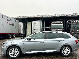 Schadeauto Skoda Superb Gereserveerd 2.0 TDI 150pk 6-bak euro.6 Style Bus - nap - navi - camera - front + side + park assist - keyless entry + start 2015/11