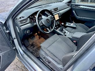 Skoda Superb Gereserveerd 2.0 TDI 150pk 6-bak euro.6 Style Bus - nap - navi - camera - front + side + park assist - keyless entry + start picture 20