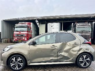 krockskadad bil auto Toyota Yaris gereserveerd 1.5 Hybrid 115 automaat First Edition - nap - facelift - navi - camera - keyless - front + line assist - rijdbaar 2024/6