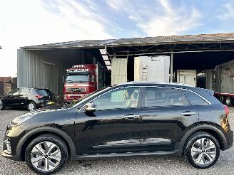 skadebil auto Kia e-Niro gereserveerd 64kWh 204pk aut + f1 DynamicPlusLine - nap - schuifdak elektr - keyless - front + line assist - stuur + stoelverw 2021/9