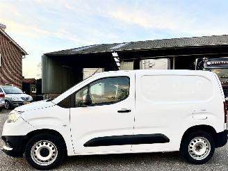 Schade bestelwagen Toyota Proace City 1.5 D-4D 131pk 8-Traps aut + f1 Live - nap - camera - apple carplay + android - airco - cruise - pdc v+a 2022/8