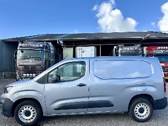 Schade bestelwagen Peugeot Partner 1.5 BlueHDI 131pk 8-Traps aut + f1 Grip Long 3Pers - nap - camera - airco - carplay - 82dkm nieuw distr.riem - pdc v+a 2019/10