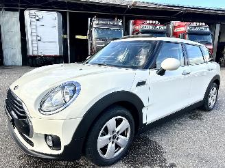 Mini Clubman Cooper 1.5T 136pk 6-traps aut - pano - nap - 1e eig - keyless entry + start - line assist - clima + cruise contr picture 2