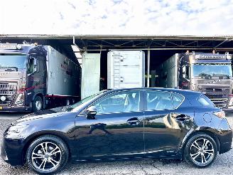 krockskadad bil auto Lexus Ct Gereserveerd 200h Hybrid 123pk aut Business Line - nap - navi - camera - dealer onderhouden - licht + regens + dimmend spiegel 2015/11