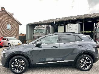 Auto incidentate Kia Sportage Gereserveerd 1.6 T-GDi Hybrid 179pk aut + f1 DynamicPl.L - pano - nap - stuur + stoelverw v+a - front + line + side assist - 1e eig 2023/10