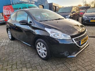 Avarii autoturisme Peugeot 208 1.0 VTi Access COOL  2E eigenaar motor loopt op 2 cil ,rijdt nog wel (ZIE 3E FOTO) 2014/10