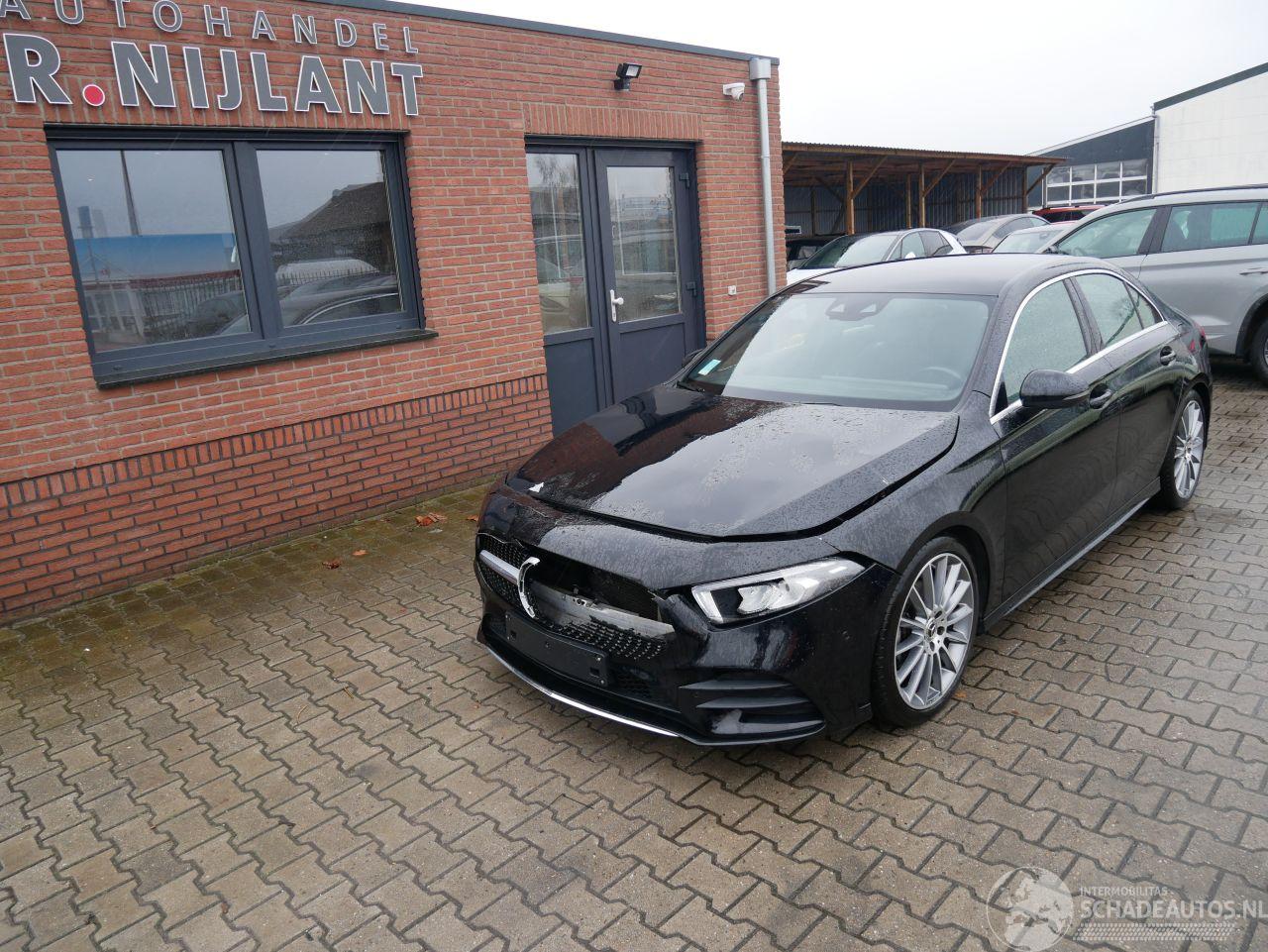 Mercedes A-klasse A 200 AMG ALCANTARA AUTOMAAT LED