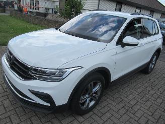 krockskadad bil auto Volkswagen Tiguan 2.0TSI 190pk DSG Aut. 4MOTION 4x4  Climatronic Navi Camera TrekHaak-Klapbaar... 2024/7