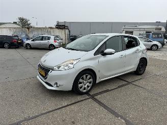 Schadeauto Peugeot 208 1.2 VTI Envy 2014/10