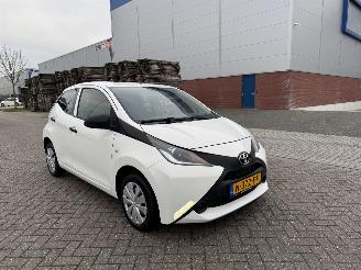 Schadeauto Toyota Aygo 1.0 VVT-i 51Kw AIRCO 2015/9