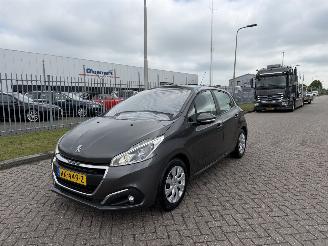 skadebil auto Peugeot 208 1.6 HDI 74Kw Navi - Airco 2017/12