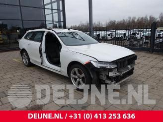 Salvage car Volvo V-90 V90 II (PW), Combi, 2016 2.0 B6 Mild Hybrid AWD 2022/4