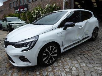 krockskadad bil auto Renault Clio Techno 2023/8
