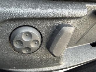 Volkswagen Passat 1.6 TDI Highline Leer Navi Clima PDC picture 9