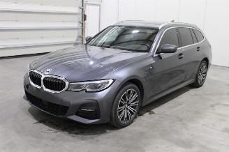 krockskadad bil auto BMW 3-serie 330 2021/3