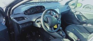 Peugeot 208  picture 8