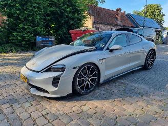 krockskadad bil auto Porsche Taycan Performance Pano Led Stoeverw. 2023/4